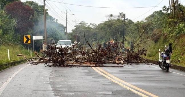 Vías cerradas en cinco provincias de Ecuador tras el tercer día de paro nacional