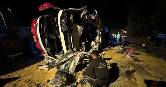 Mortal accidente de tránsito en Esmeraldas: choque entre bus y camión deja cinco muertos y varios heridos