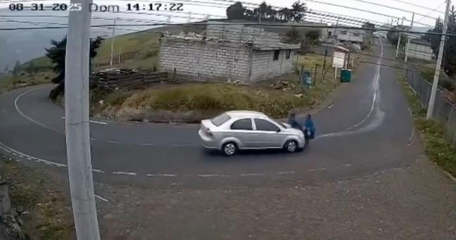 ¡Impactante! Conductor atropella a dos personas en Tungurahua: ¿Quién tuvo la culpa?
