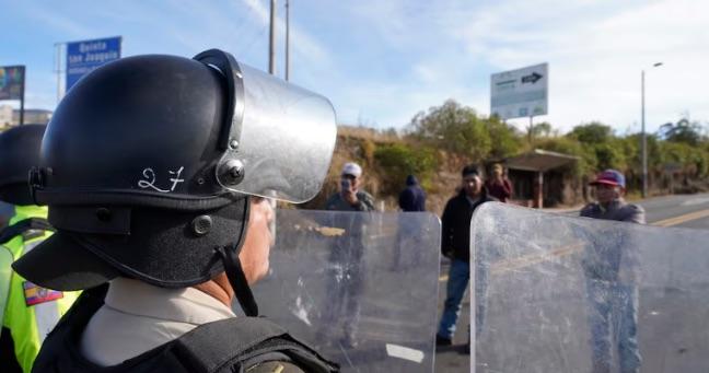 Noveno día del paro nacional en Ecuador: comunidades cierran vías y Fuerzas Armadas denuncian secuestro de militares