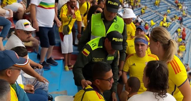 Encuentra a su esposo con su amante en pleno partido: todo queda grabado