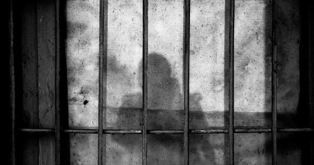 Condenan a prisión a mujer que arrancó la lengua a un violador: absolución tras 61 años