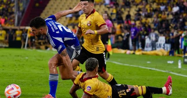 Emelec y Barcelona SC chocan en el Clásico del Astillero