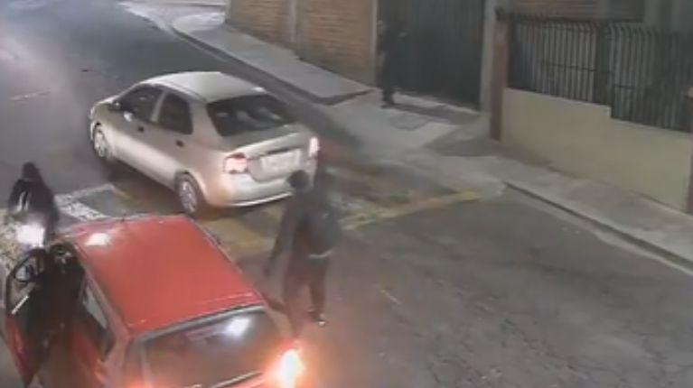 Video: hombre bajó a cerrar la puerta del garaje y ladrones armados le robaron el carro