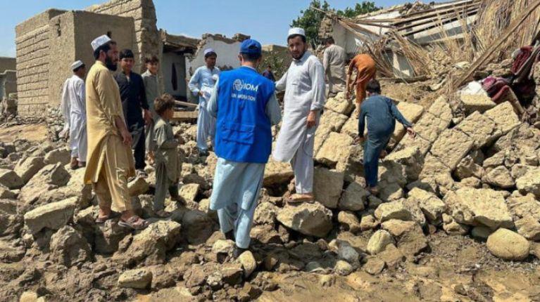 Más de 800 muertos y 2.500 heridos deja terremoto en el este de Afganistán