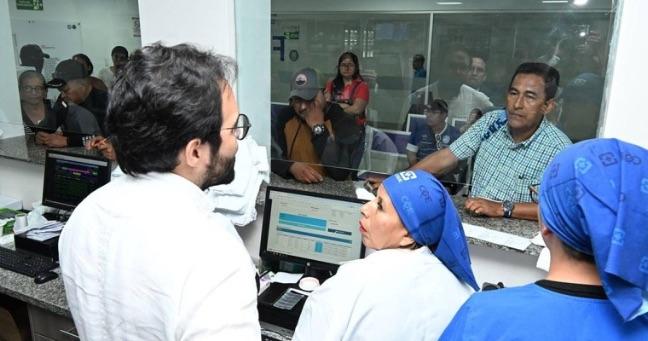 Presidente del IESS despide a médico en Manta por negligencia
