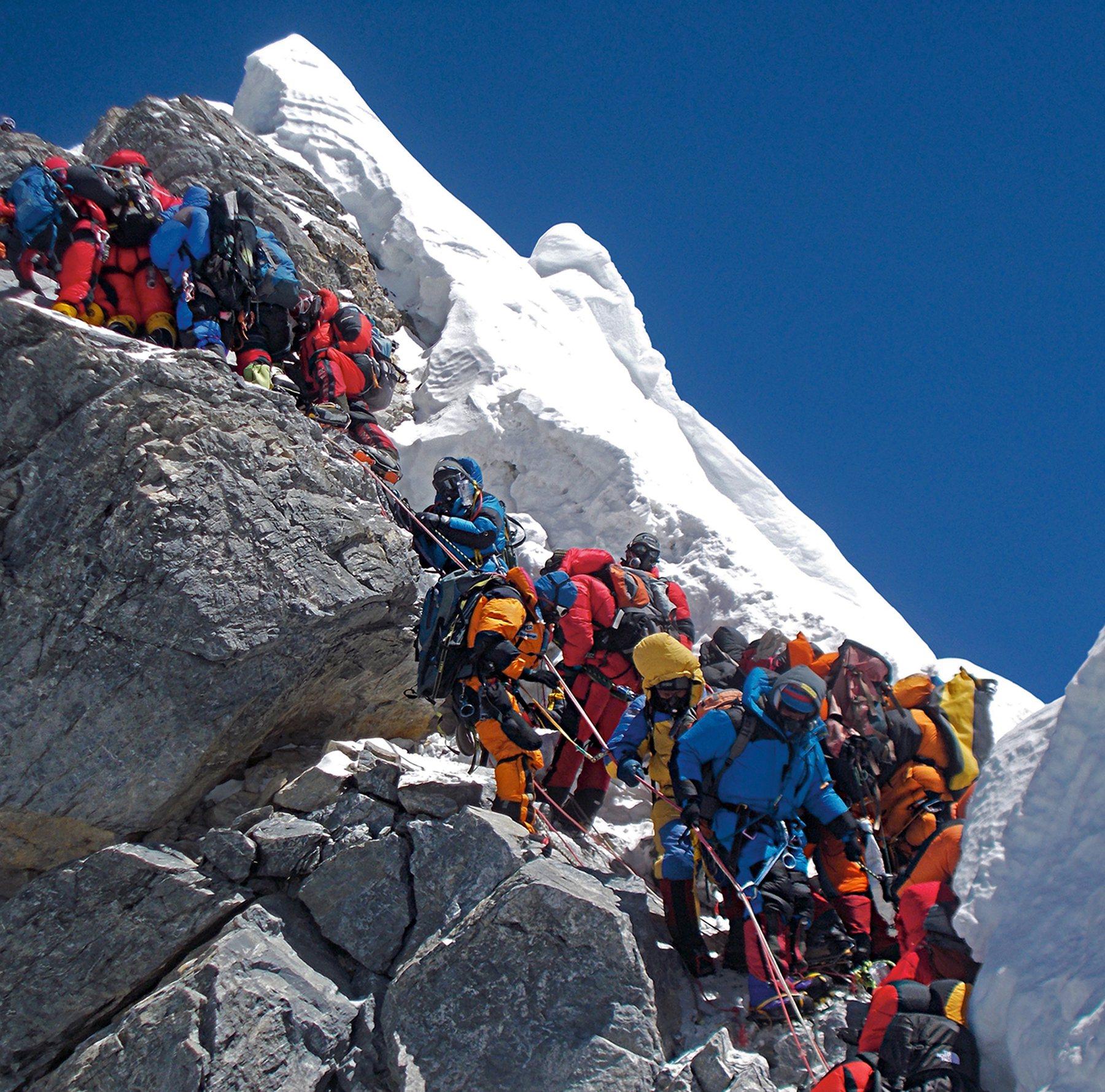 Cientos de personas atrapadas en el Monte Everest enfrentan condiciones extremas mientras esperan ser rescatadas