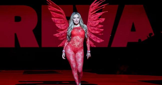 Karol G debuta como “ángel”: brilla en el regreso del desfile de Victoria’s Secret