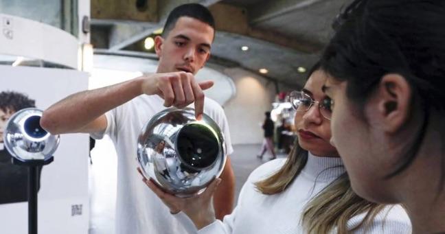 Colombia cierra World: empresa que escanea el iris en la mira