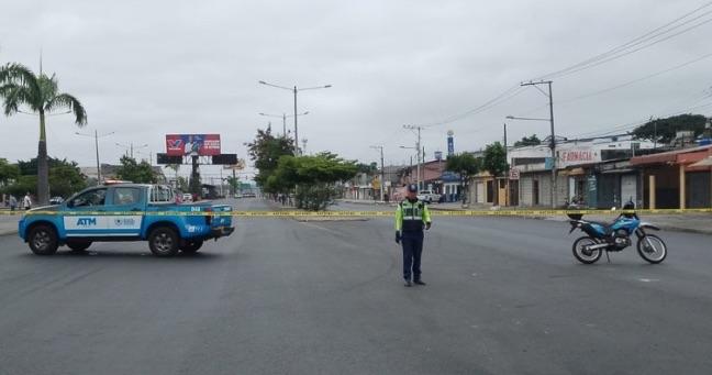 Alerta por posible coche bomba en Guayaquil: vehículo abandonado en plena avenida 25 de Julio