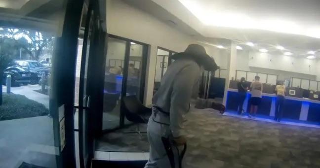 Finge ser un hombre discapacitado para robar un banco