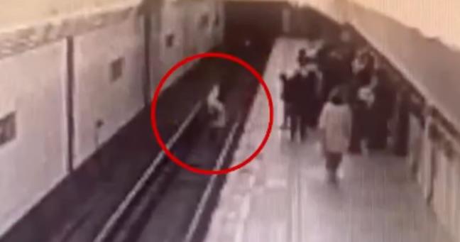 Mujer empuja a adolescente a las vías del metro por “mirarla mal”