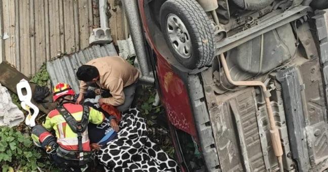 Auto cae desde cinco metros sobre vivienda en el sur de Quito