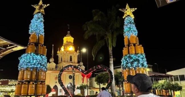 Imagen de la noticia: “Solo en Ecuador”: árbol navideño con cilindros de gas se levanta en Santa Rosa