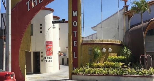 Maestra fallece en un motel durante un encuentro con un estudiante menor de edad
