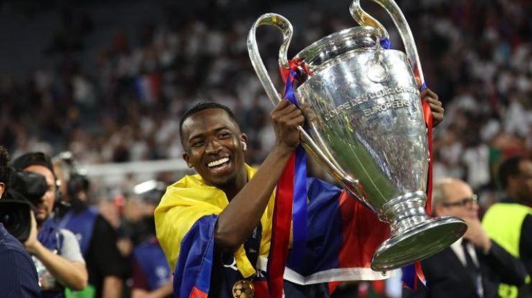 Willian Pacho es el primer ecuatoriano en ser parte del once ideal de los premios The Best