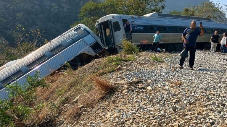 Más de 10 muertos y casi 100 heridos por descarrilamiento de tren