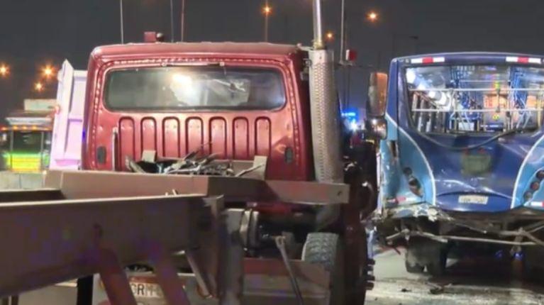 Imagen de la noticia: Once heridos en accidente entre un bus y un tráiler, en Guayaquil