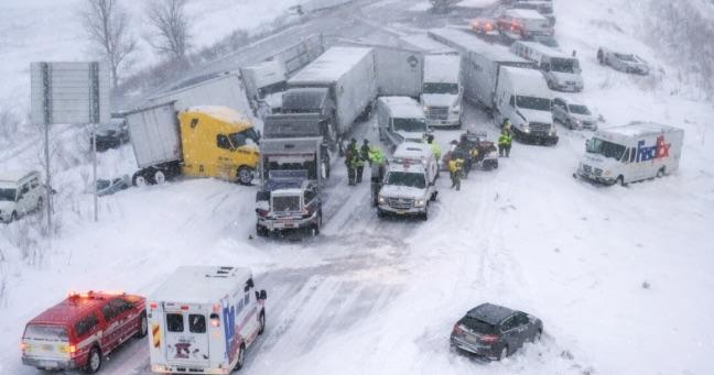 Tormenta de nieve causa choque de más de 100 vehículos en Michigan