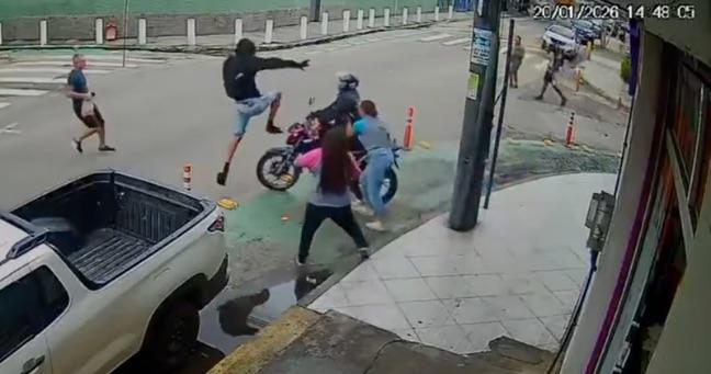 Imagen de la noticia: Ladrón intenta robar a una mujer y es golpeado por vecinos