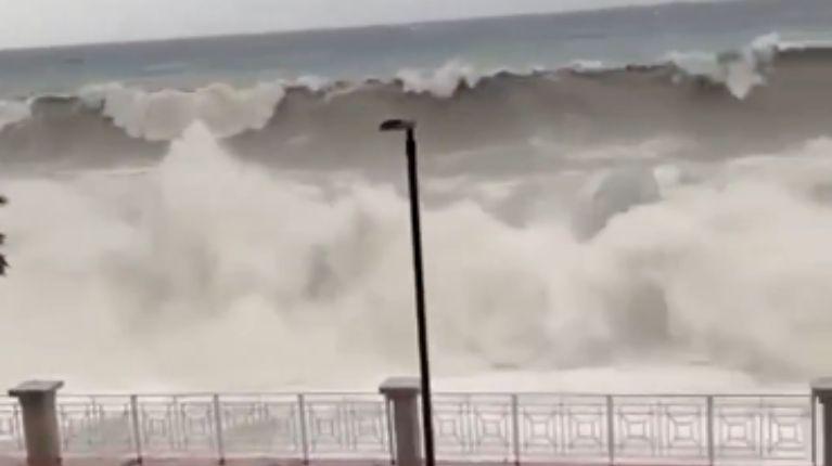 Imagen de la noticia: Ciclón Harry azota el sur de Italia: vientos de 150 Km/h y olas de 10 metros