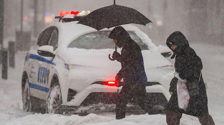 Imagen de la noticia: Tormenta de nieve en Estados Unidos: muertos, vuelos cancelados y casi un millón de hogares sin electricidad