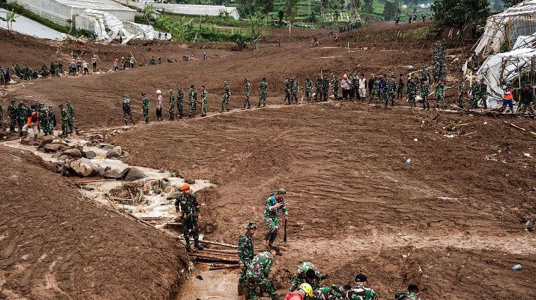 Imagen de la noticia: 17 muertos y decenas de desaparecidos por deslizamiento de tierra en Indonesia