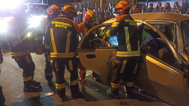 Imagen de la noticia: Quito: cuatro heridos por choque entre un bus de pasajeros y un automóvil