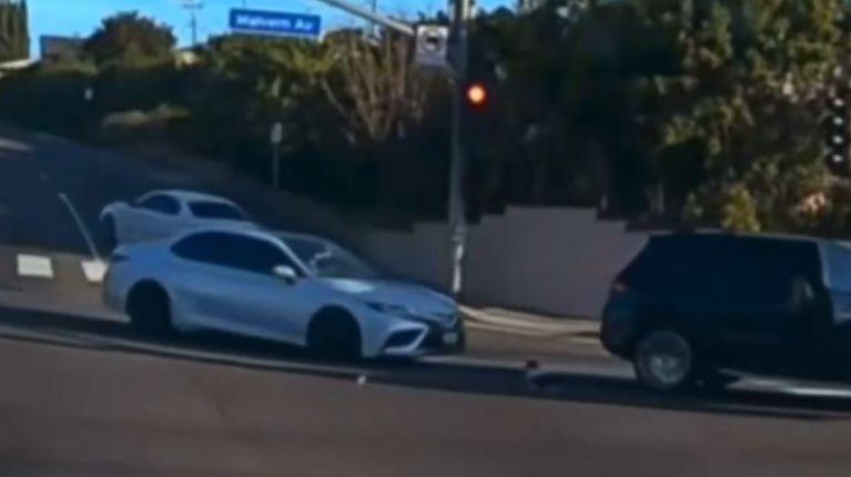 Imagen de la noticia: Un bebé cayó de un vehículo en movimiento: todo quedó grabado