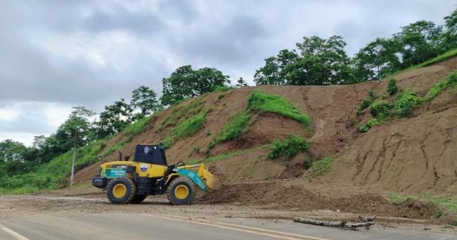 Respuesta inmediata de la Prefectura permitió restablecer la circulación tras deslizamiento en la vía Flavio Alfaro – Chone