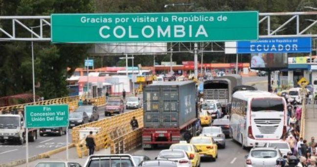 Transportistas ecuatorianos y colombianos protestan en el puente de Rumichaca: exigen eliminar el arancel del 30%