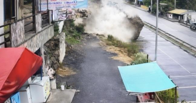 Hombre se salva de roca gigante en plena vía