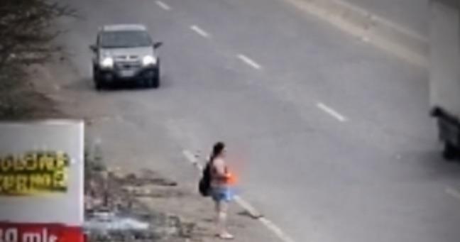 Mujer muere atropellada mientras espera un bus en El Triunfo, Guayas: el trágico momento queda grabado