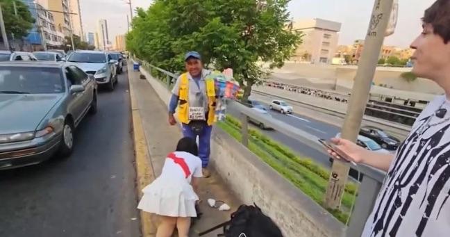 Influencer japonesa se disculpa de rodillas tras ofender a vendedor ambulante en Perú: el momento se vuelve viral