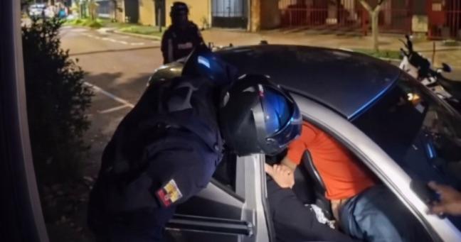 Policías sorprenden a pareja teniendo intimidad dentro de un vehículo en Quito
