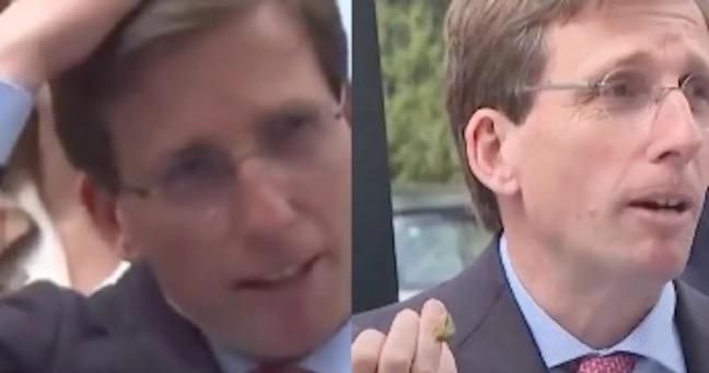 Paloma defeca sobre político en pleno discurso (VIDEO)