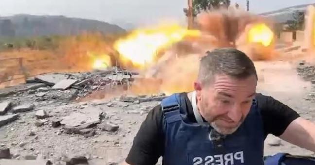 Misil estalla cerca de periodista en Líbano (VIDEO)