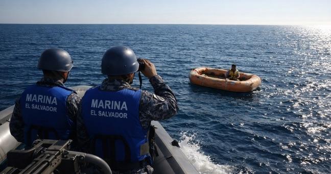 Marina de El Salvador rescata a 16 náufragos ecuatorianos en alta mar