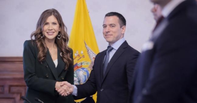Daniel Noboa condecora a Kristi Noem en Quito