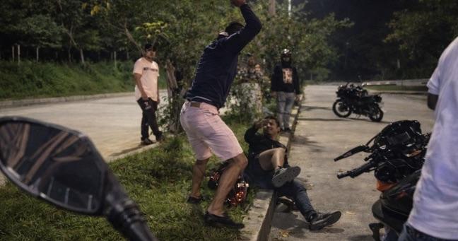 “Yo no le alcahueteo”: padre da “correazos” a su hijo (VIDEO)