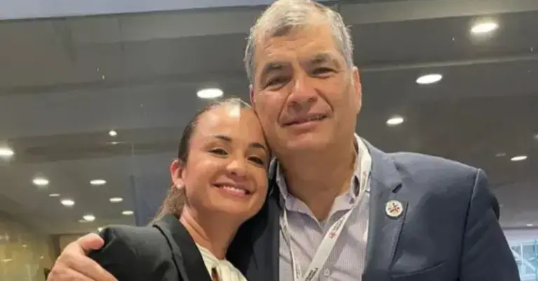 Imagen de la noticia: Correa reacciona: cuestiona salida de Marcela Aguiñaga