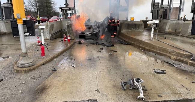 Conductor queda envuelto en llamas tras choque en peaje (VIDEO)