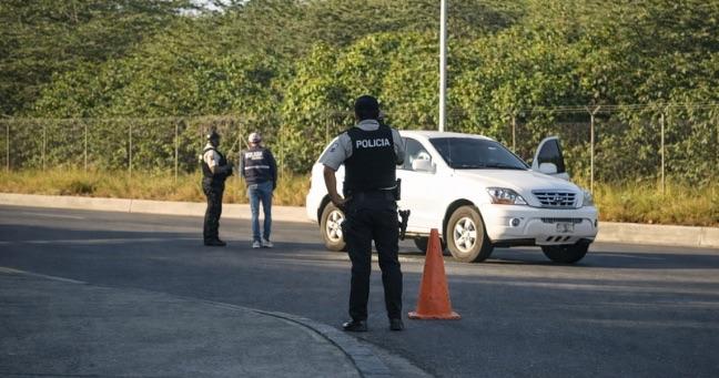 Ataque armado en Manta: vehículo es emboscado y baleado en la vía puerto–aeropuerto