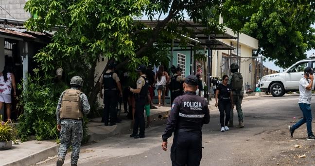 Hombre es asesinado en el portal de una vivienda en Manta