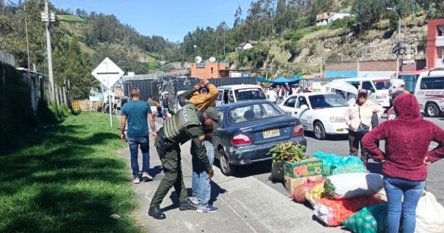 Colombia despliega 15 mil militares en frontera con Ecuador