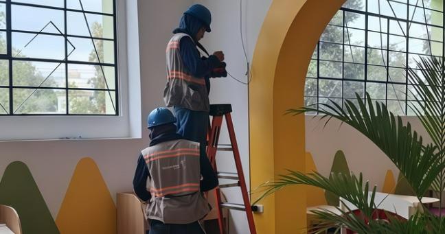 Más de 73.500 estudiantes y docentes se benefician de iniciativa que impulsa conectividad en escuelas del Ecuador