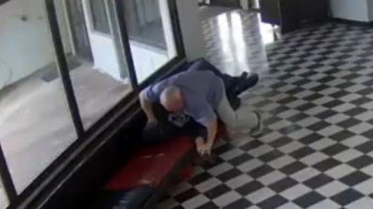 Video: director de escuela secundaria desarma a exalumno y evita un tiroteo