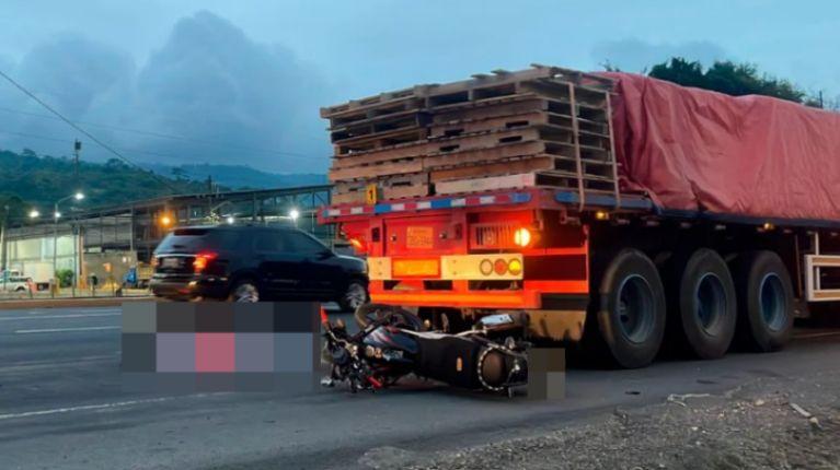 Motociclista murió tras estrellarse contra un tráiler en Guayaquil