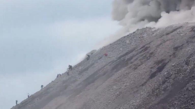 Video: turistas huyen de la cima de un volcán en erupción