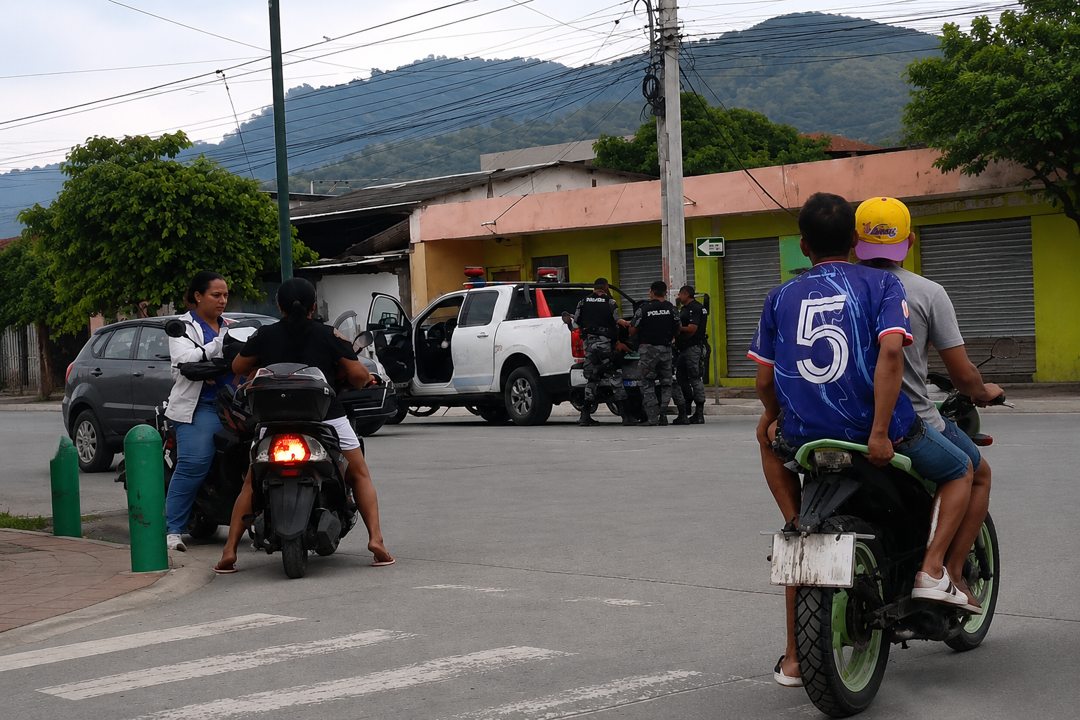 Imagen de la noticia: Cuatro policías son atacados a tiros en Manabí